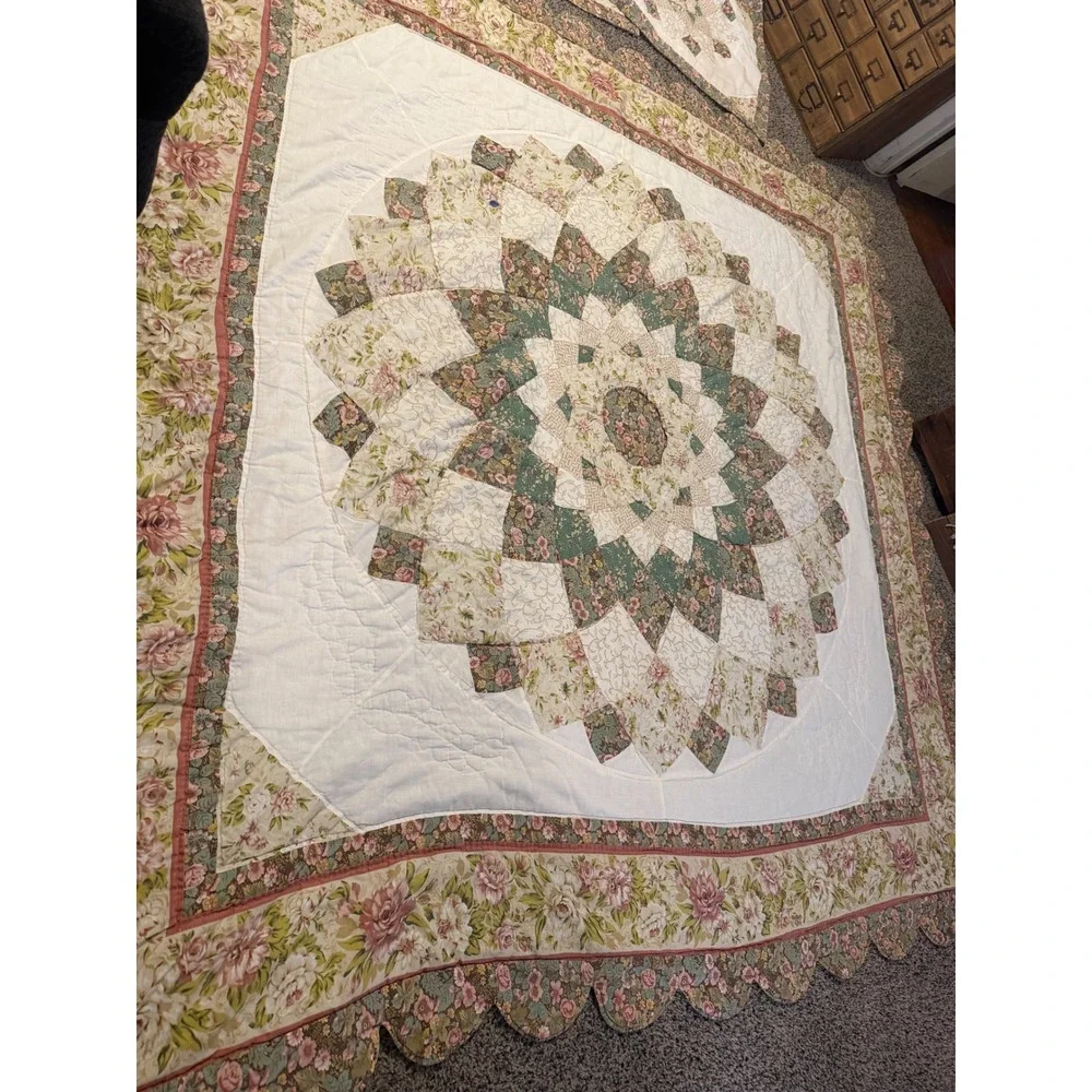 Vintage Floral Dahlia Patchwork Quilt Set Scalloped Edge Green Pink 3pc Queen